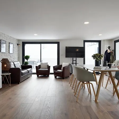 Superbe Logement Independant Tres Lumineux Avec Terrasse De 30 M2, 10 Min De L'aeroport Bale Mulhouse Freiburg, 15 Min De Bale, 20 Min De Mulhouse Et 10 Min A Pieds De La Gare De *
