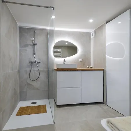 Apartamento Superbe Logement Independant Tres Lumineux Avec Terrasse De 30 M2, 10 Min De L'aeroport Bale Mulhouse Freiburg, 15 Min De Bale, 20 Min De Mulhouse Et 10 Min A Pieds De La Gare De